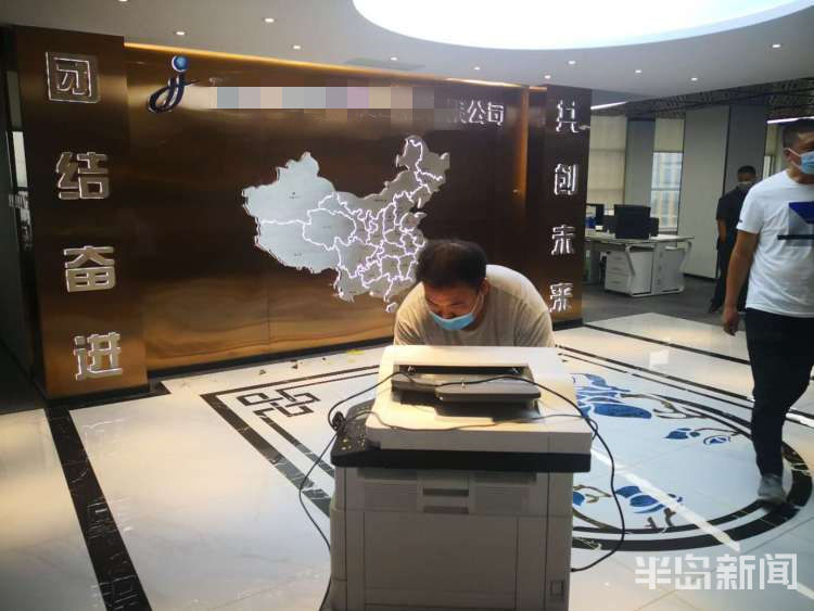 仍不腾停水停电仍不腾迁 青岛中院执行法官冒雨强迁金孚大厦20户房产