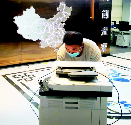 3000余万本息无力偿还抵押房被拍卖赖着不走 青岛中院执行法官强制腾迁金孚大厦内20处房产