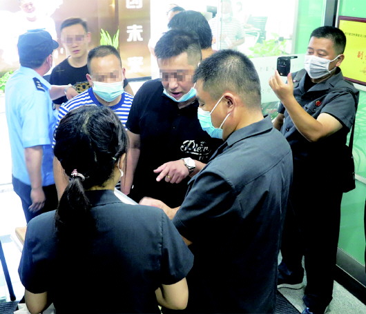 3000余万本息无力偿还抵押房被拍卖赖着不走 青岛中院执行法官强制腾迁金孚大厦内20处房产