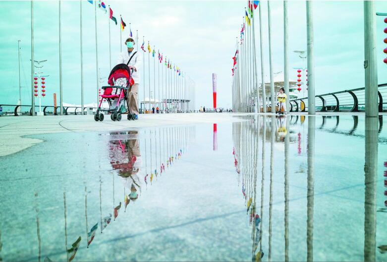雨后青岛“倾倒”游人 积水倒影中别有一番情趣