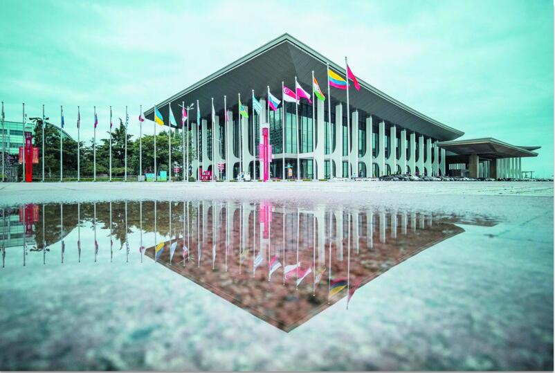 雨后青岛“倾倒”游人 积水倒影中别有一番情趣