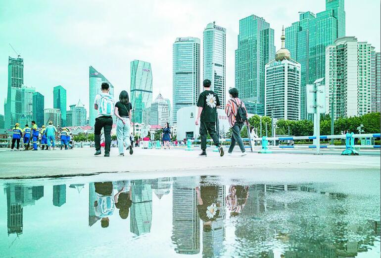 雨后青岛“倾倒”游人 积水倒影中别有一番情趣