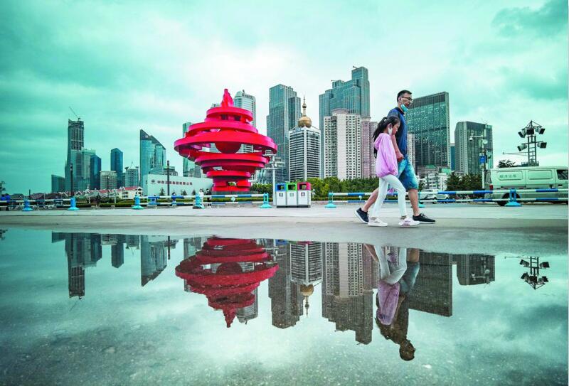 雨后青岛“倾倒”游人 积水倒影中别有一番情趣