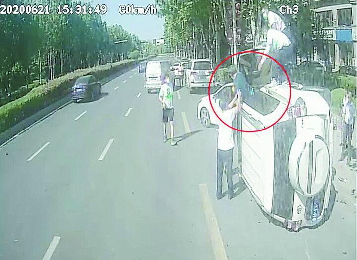 丰田侧翻 城阳公交两名驾驶员爬车救人获央视点赞