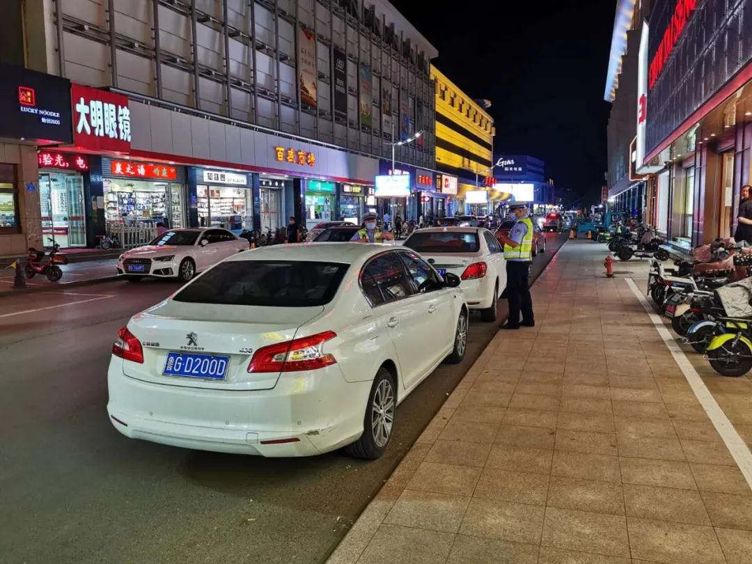 诸城交警大力整治违法停车 持续开展清理违停车辆行动