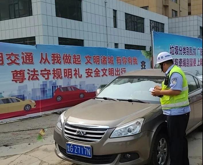 诸城交警大力整治违法停车 持续开展清理违停车辆行动