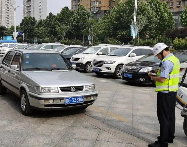 诸城交警大力整治违法停车 持续开展清理违停车辆行动