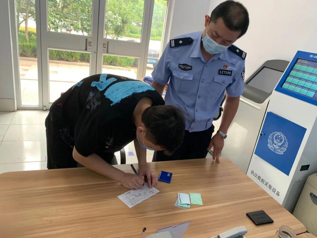 诸城交警大力整治违法停车 持续开展清理违停车辆行动