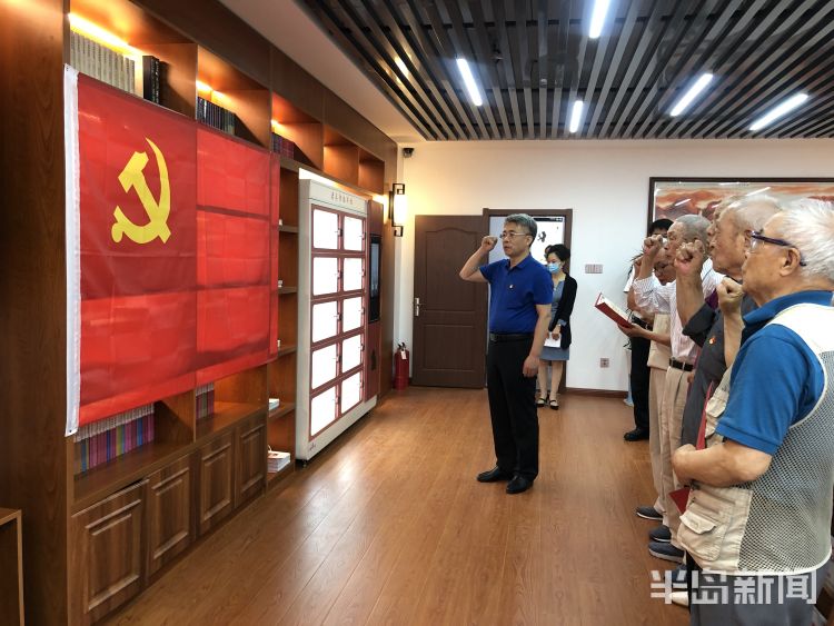 可录音“老兵书屋”开门迎客 还为老党员安排了一场特别的政治生日