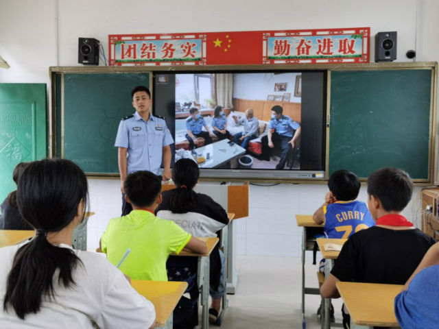 教育课黄岛出入境边防检查站支教民警连线老学者 给孩子们带来一堂特殊的爱国主义教育课