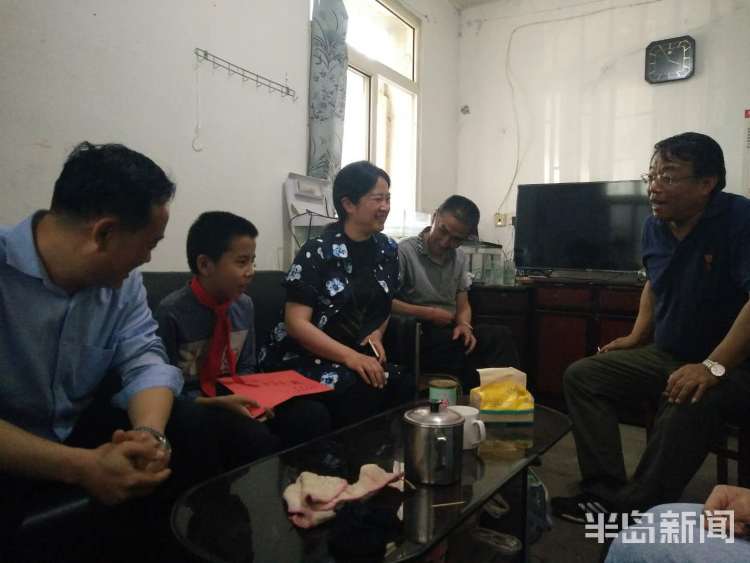 东奔西跑青岛李沧区汾阳路社区第一书记：还有3天退休“老头儿”东奔西跑抢时间