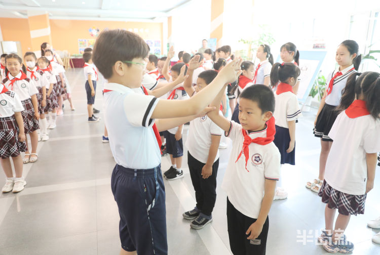 入队中国共产党成立99周年之际 青岛南京路小学举行庄严的入队仪式