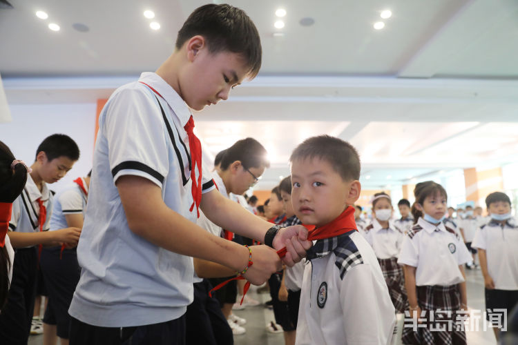 入队中国共产党成立99周年之际 青岛南京路小学举行庄严的入队仪式