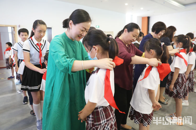 入队中国共产党成立99周年之际 青岛南京路小学举行庄严的入队仪式