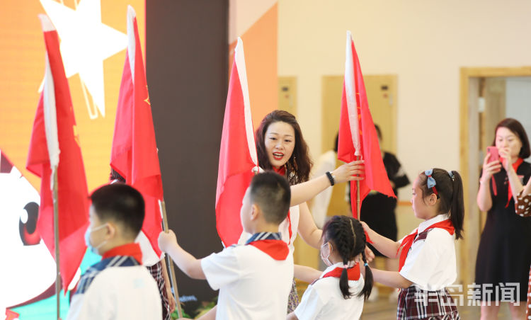 入队中国共产党成立99周年之际 青岛南京路小学举行庄严的入队仪式