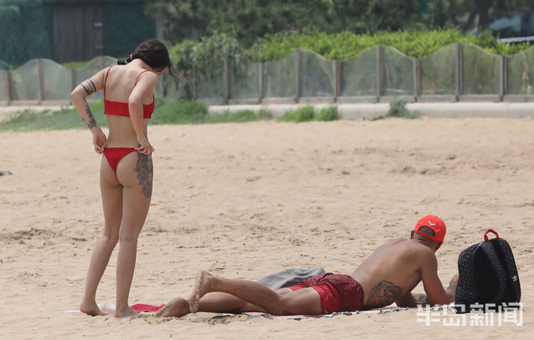 洗海澡洗海澡喽！7月1日青岛第三海水浴场开放 不少市民和游客下海游泳