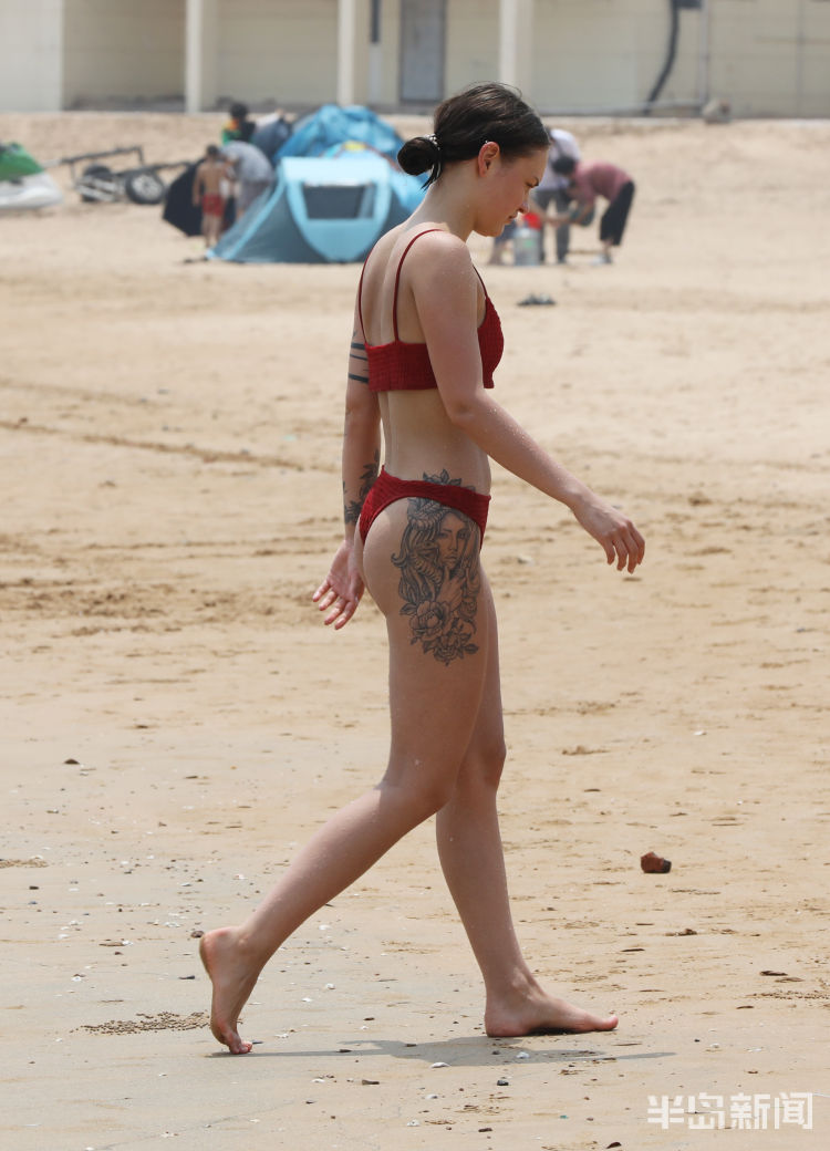 洗海澡洗海澡喽！7月1日青岛第三海水浴场开放 不少市民和游客下海游泳