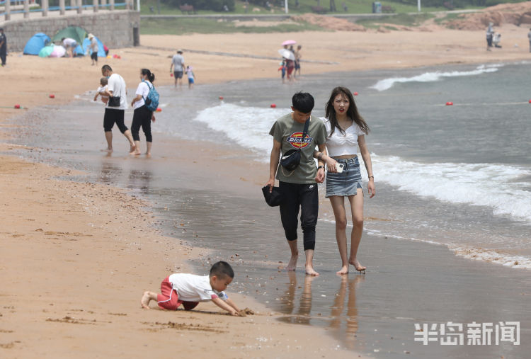 洗海澡洗海澡喽！7月1日青岛第三海水浴场开放 不少市民和游客下海游泳
