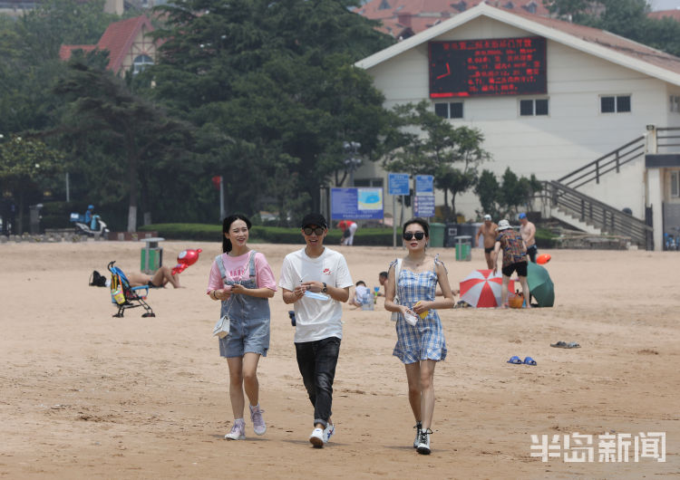 洗海澡洗海澡喽！7月1日青岛第三海水浴场开放 不少市民和游客下海游泳