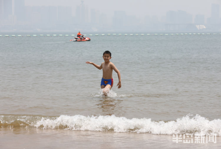 洗海澡洗海澡喽！7月1日青岛第三海水浴场开放 不少市民和游客下海游泳