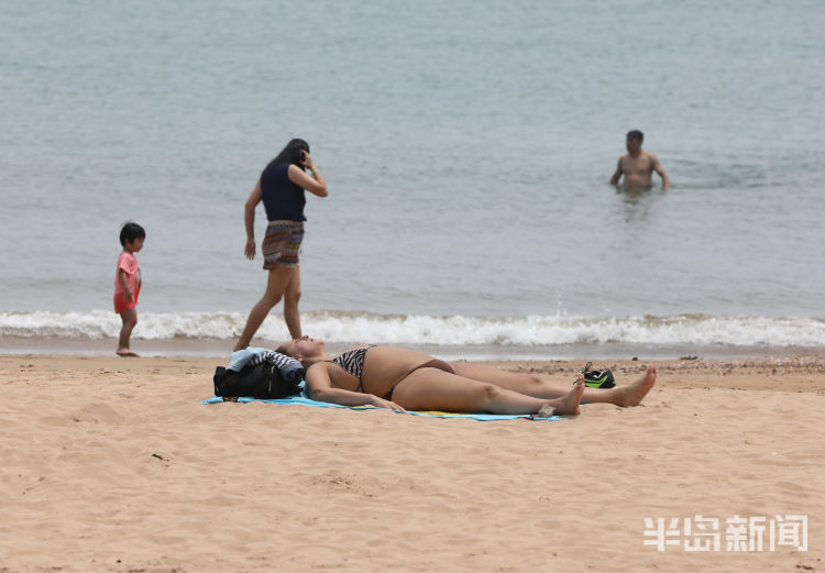 洗海澡洗海澡喽！7月1日青岛第三海水浴场开放 不少市民和游客下海游泳