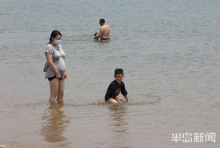 洗海澡洗海澡喽！7月1日青岛第三海水浴场开放 不少市民和游客下海游泳