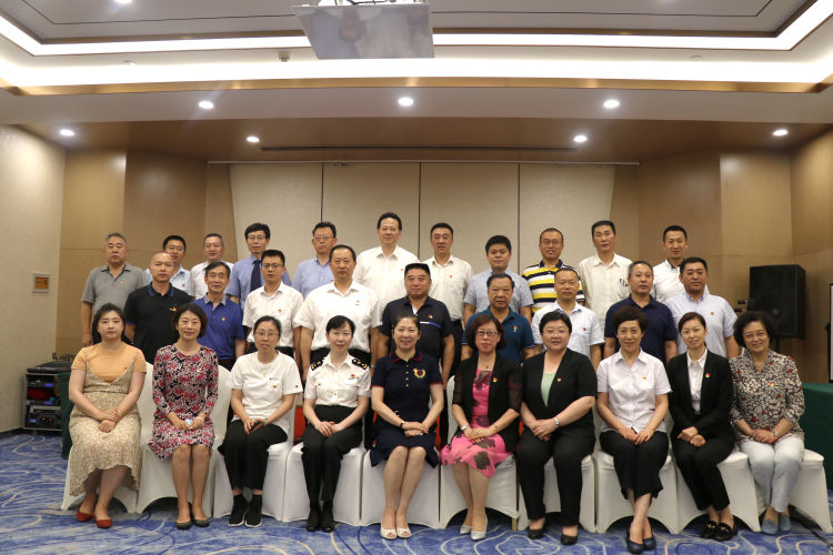 联建“联建共建党旗飘 齐心同铸中山红”中山路街道为这七家单位颁发“贡献奖”