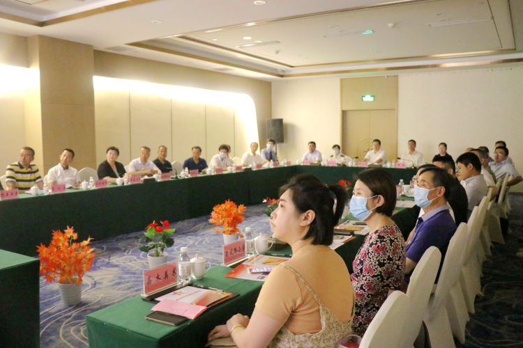 联建“联建共建党旗飘 齐心同铸中山红”中山路街道为这七家单位颁发“贡献奖”