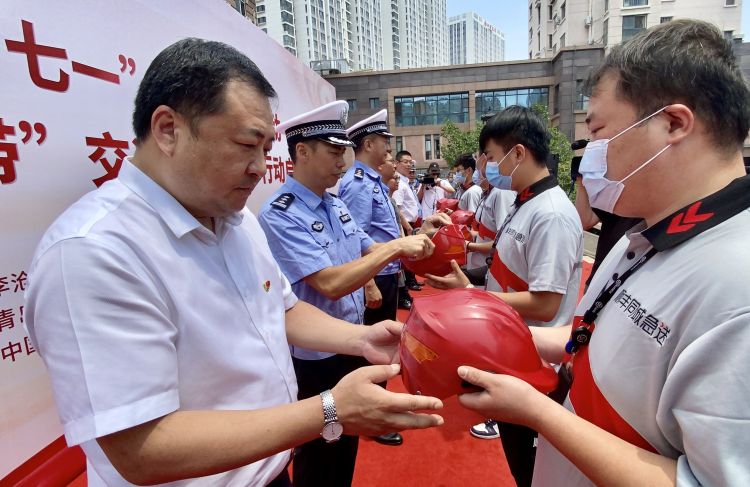 一盔青岛市公安局交通警察支队李沧大队举办迎“七一”党建共建活动