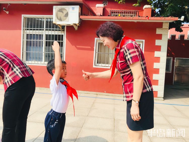 入队青岛大学路小学一年级：今天，我们入队了！