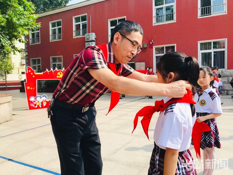 入队青岛大学路小学一年级：今天，我们入队了！