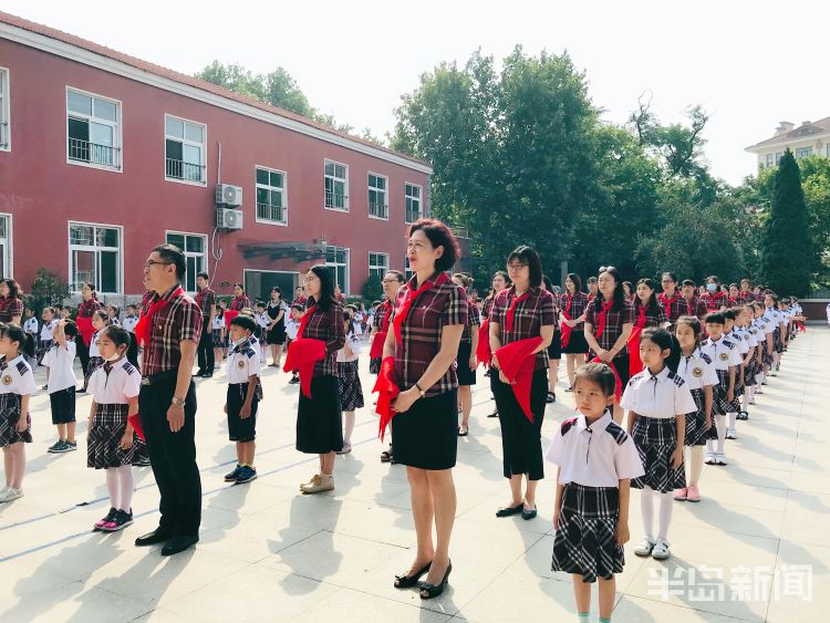 入队青岛大学路小学一年级：今天，我们入队了！