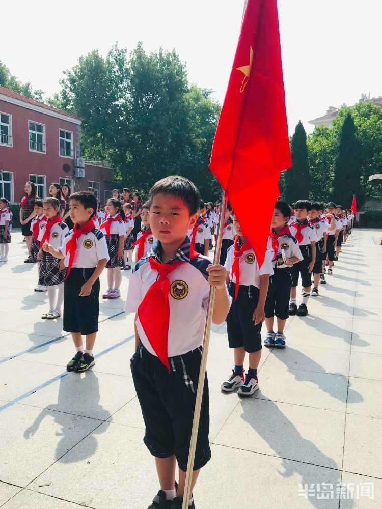 入队青岛大学路小学一年级：今天，我们入队了！