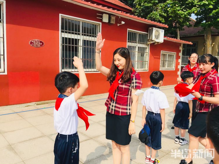 入队青岛大学路小学一年级：今天，我们入队了！