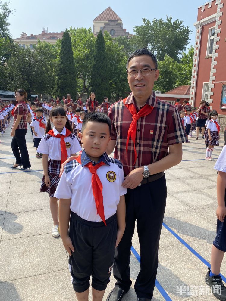 入队青岛大学路小学一年级：今天，我们入队了！