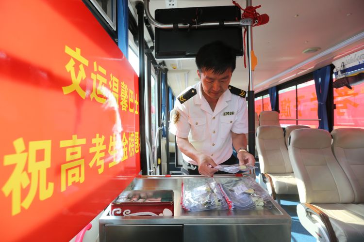 考车为考生加油助威 青岛爱心送考车整装待发