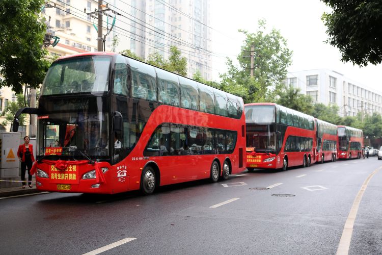 考车为考生加油助威 青岛爱心送考车整装待发