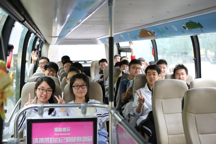 考车为考生加油助威 青岛爱心送考车整装待发