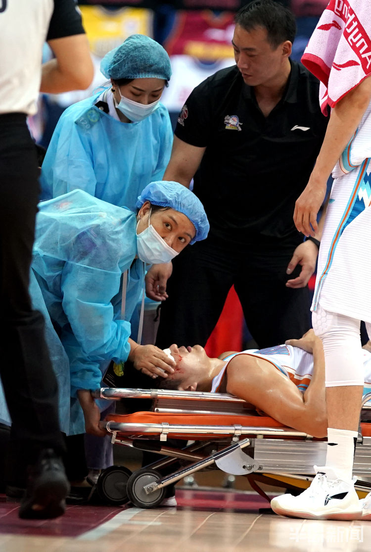 季后赛俞长栋血溅球场 新疆提前10轮锁定季后赛