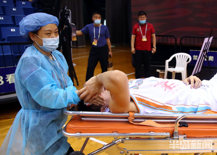 季后赛俞长栋血溅球场 新疆提前10轮锁定季后赛