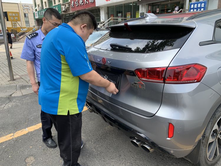 闯红灯闯红灯还在微信群内炫耀 崂山交警查获一故意遮挡号牌司机