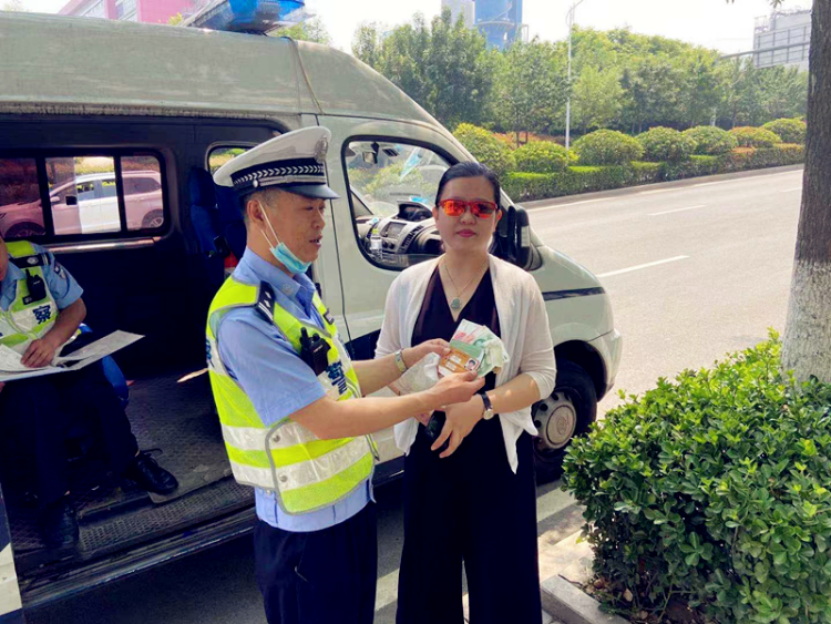 暖心热心市民拾金不昧 崂山交警暖心接力速寻失主