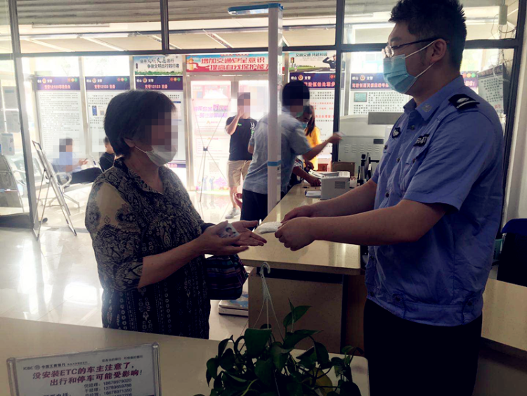 暖心热心市民拾金不昧 崂山交警暖心接力速寻失主