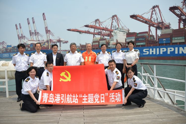 引航青岛港引航站顺利完成400米级集装箱船双船港池内“套泊热接”作业再创新纪录