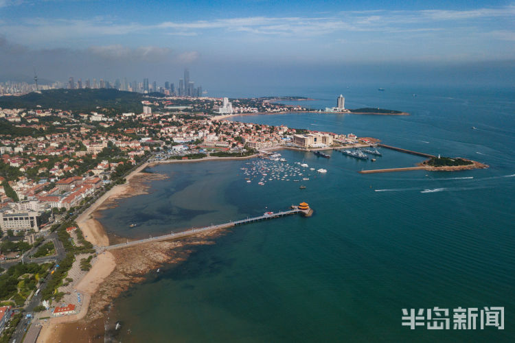 蓝天夏日是青岛最美的季节 蓝天下的青岛湾风光秀丽
