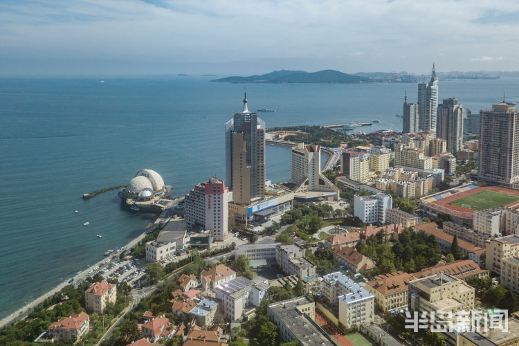 蓝天夏日是青岛最美的季节 蓝天下的青岛湾风光秀丽