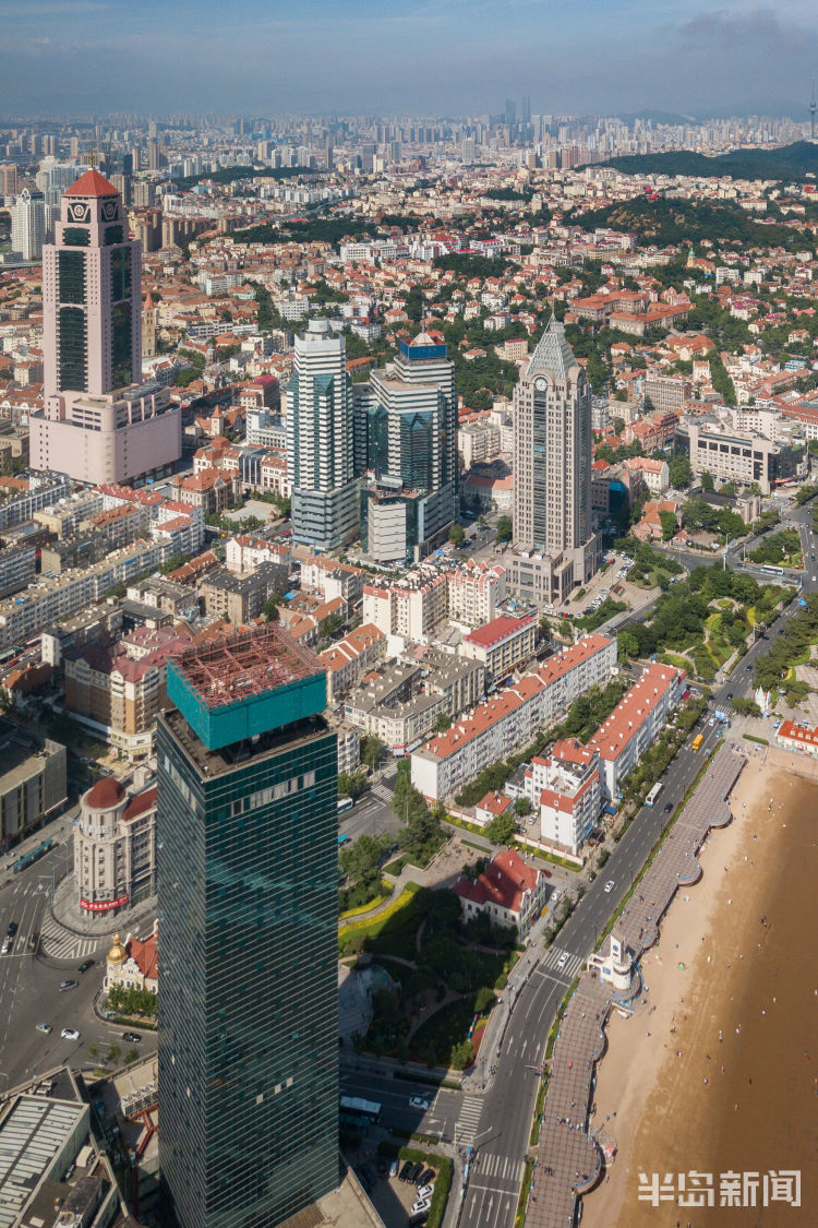 蓝天夏日是青岛最美的季节 蓝天下的青岛湾风光秀丽