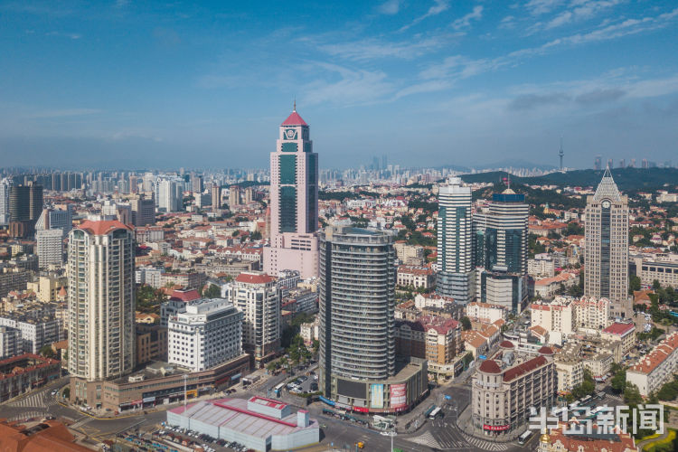蓝天夏日是青岛最美的季节 蓝天下的青岛湾风光秀丽