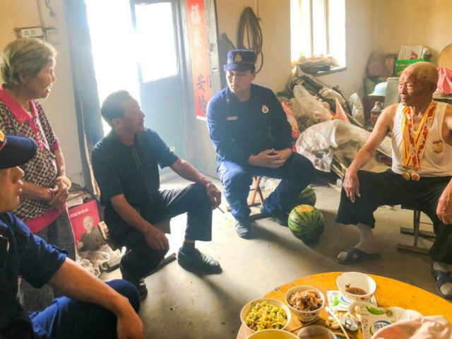 平度市走访抗战老兵 汇聚温暖人心 平度市消防救援大队开展爱党主题教育实践活动