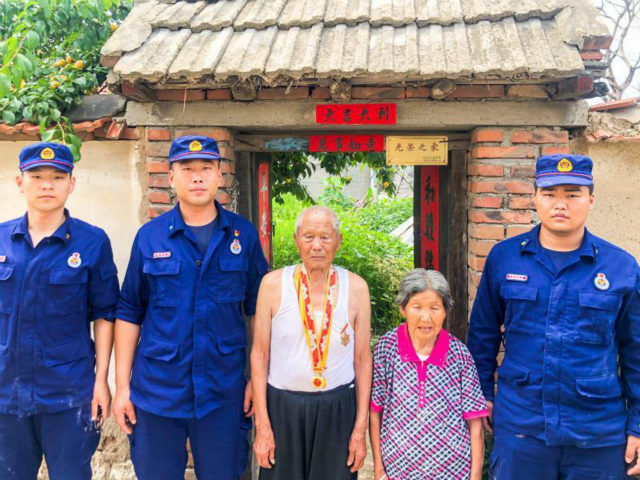 平度市走访抗战老兵 汇聚温暖人心 平度市消防救援大队开展爱党主题教育实践活动